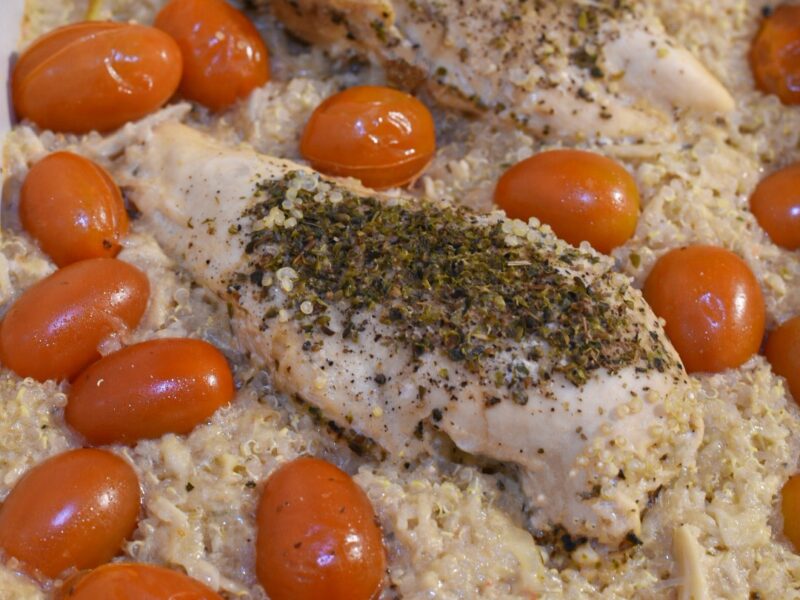 slow cooker lemon chicken (1) Slow cooked lemon chicken and quinoa in a crockpot with cherry tomatoes and lemon slices